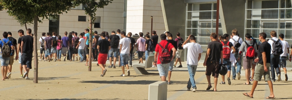 Alumnes caminant prop de l'entrada