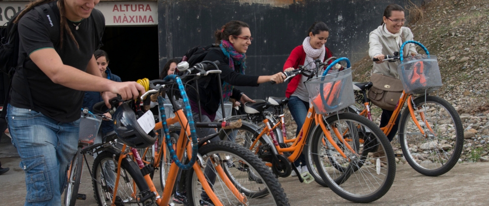 Alumnes traient les seves bicicletes del pàrquing